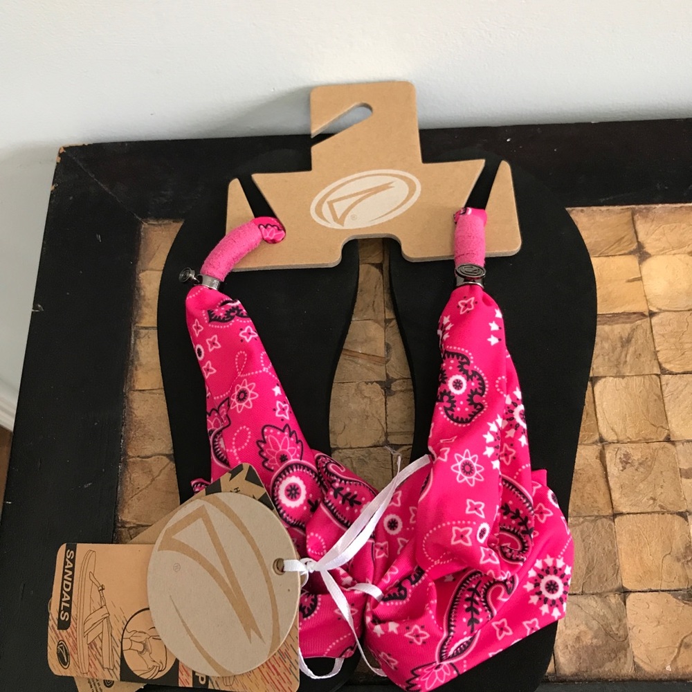NWT Summertime sandals in printed hot pink